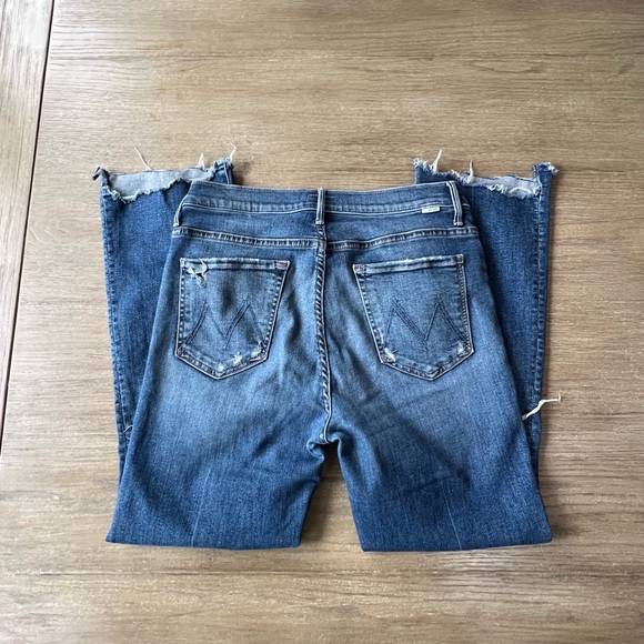 Mother woman’s the insider crop step chew jeans - Picture 12 of 16